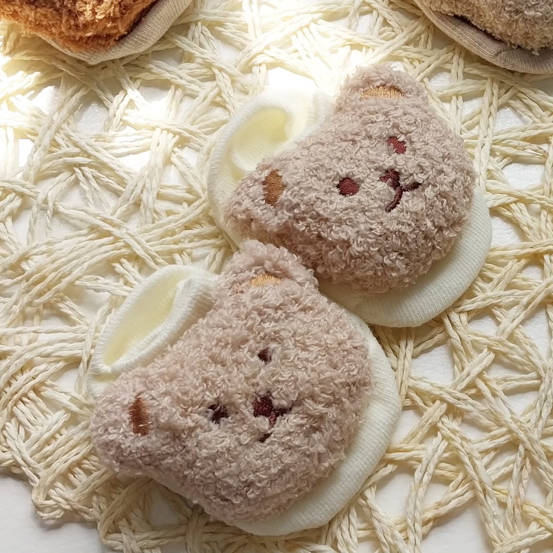 جوراب کرم رنگ با تدی شیری